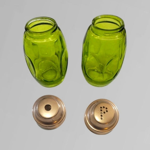 VINTAGE AIRKO MID CENTURY AVOCADO GREEN THUMBPRINT GLASS SALT & PEPPER SHAKERS - Picture 3 of 6